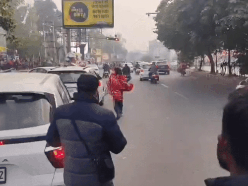 लड़कियों को पकड़ने के लिए उनके पीछे दौड़ते पिता।