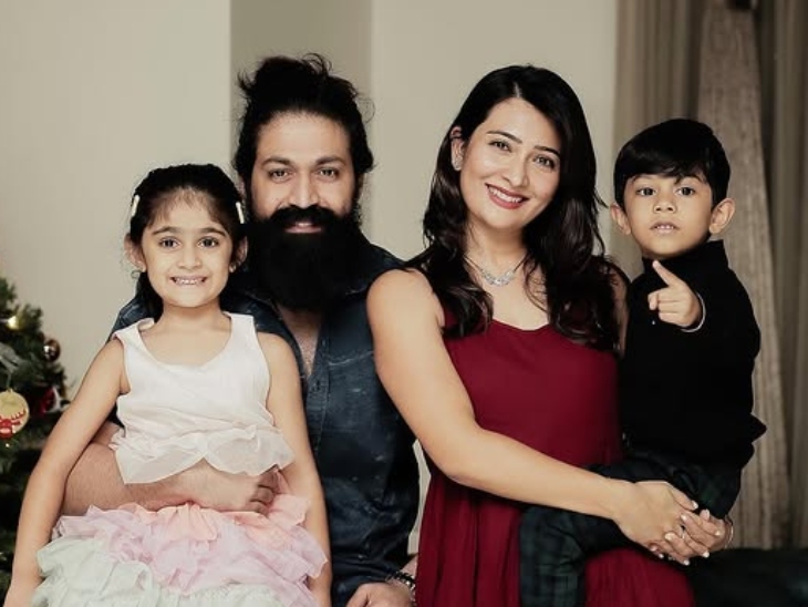 যশ এবং রাধিকা তাদের সন্তানদের সাথে।