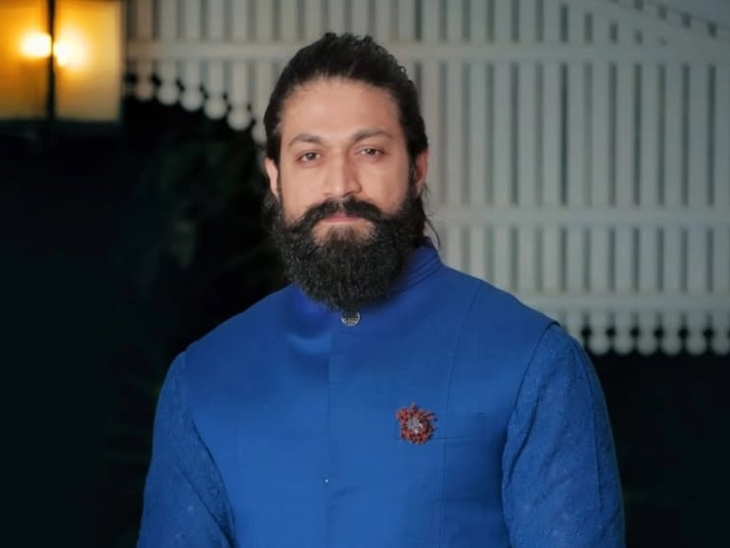 যশ একজন গায়কও বটে। তিনি তার মিস্টার অ্যান্ড মিসেস রামচারী চলচ্চিত্রে অন্তমা নামে একটি গান গেয়েছিলেন।