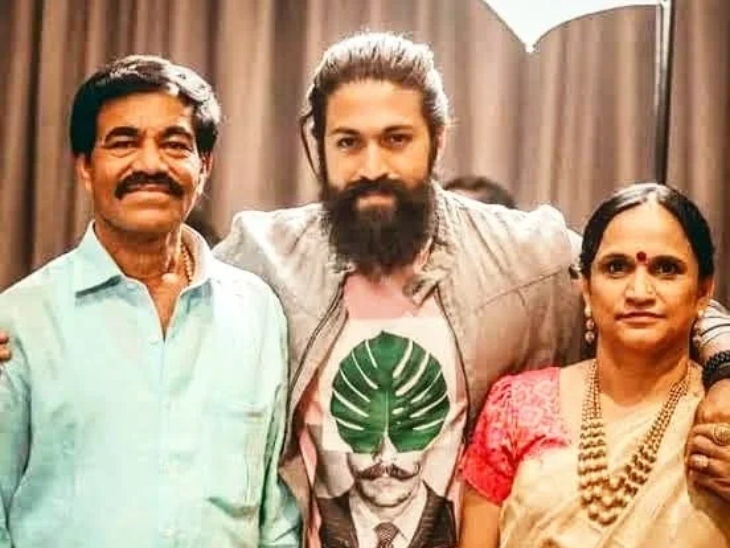 বাবা-মায়ের সঙ্গে যশের ছবি।