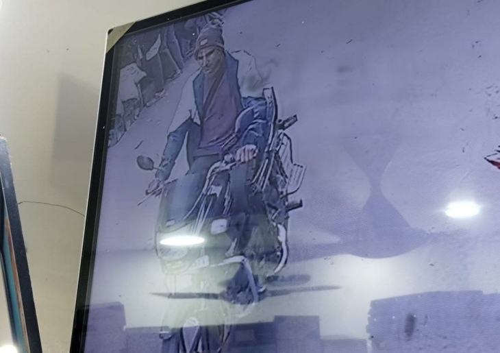 सीसीटीवी फुटेज में बाइक चोरी कर ले जाते हुए युवक नजर आया। पुलिस अब फुटेज की मदद से उसकी तलाश में जुटी है।