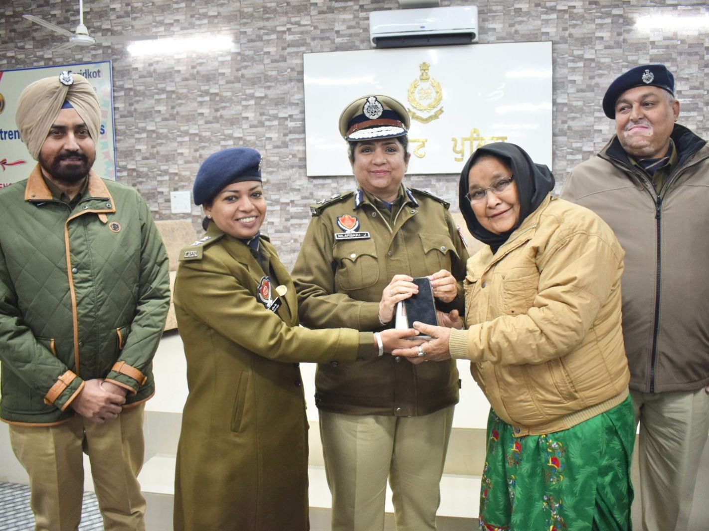 फरीदकोट पुलिस ने 135 मोबाइल असली मालिकों को लौटाए:  पुलिस लाइन में कार्यक्रम आयोजित; IG और SSP रहीं मौजूद – Faridkot News