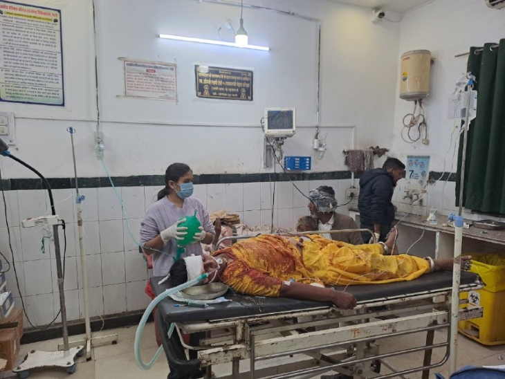 सड़क हादसे में गंभीर घायल हुई शरीफा को जोधपुर रेफर किया गया।