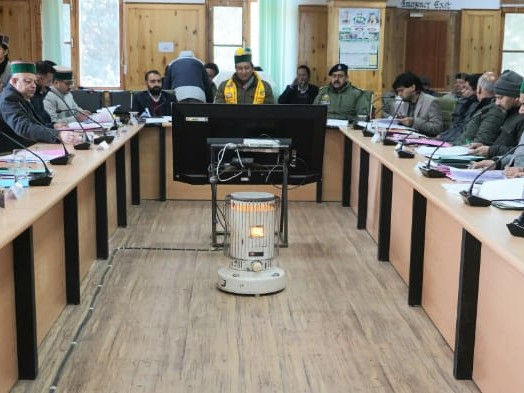 बैठक में मौजूद जिले के अधिकारी।