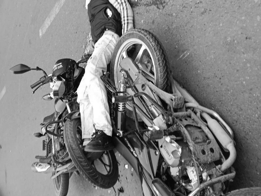 हादसे के बाद सड़क पर पड़ी दोनों बाइक व युवक का शव।