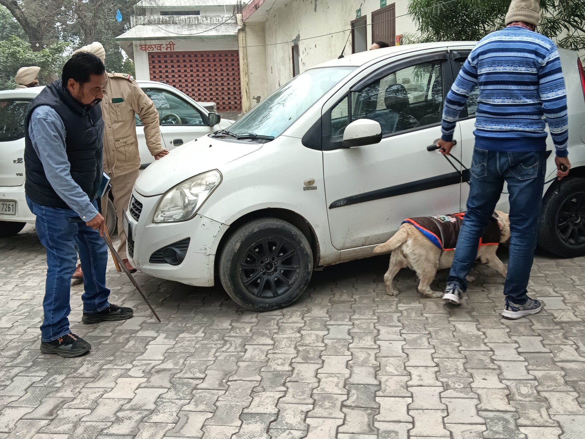 डॉग स्क्वॉड के साथ गाडियों की जांच करते हुए