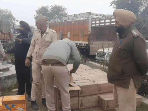 पकड़ी गई अवैध अंग्रेजी शराब की बाजार में कीमत 40 लाख रुपए से ज्यादा है।