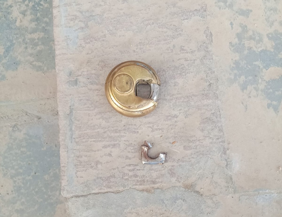 चोरों की और से तोड़ा गया मकान का ताला।