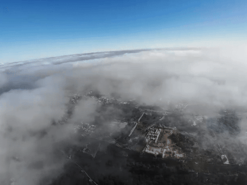 800 मीटर ऊपर से ड्रोन वीडियो लिया हुआ है, इसमें चित्तौड़गढ़ दुर्ग और पूरा शहर बादलों से ढका नजर आ रहा है।