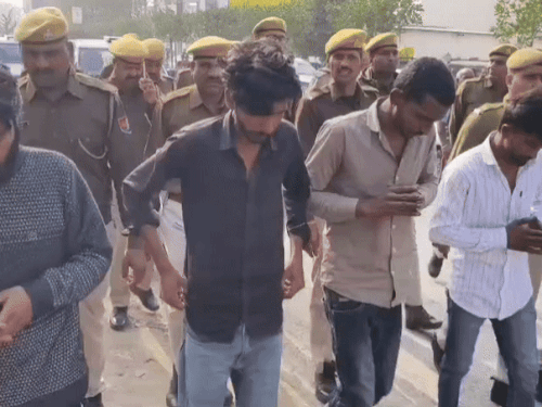 चारों पूरे रास्ते गलती हो गई माफ करो बोलते हुए चलते रहे।