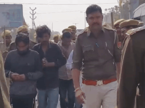 चारों आरोपी हाथ जोड़ कर माफी मांगते हुए चल रहे थे।