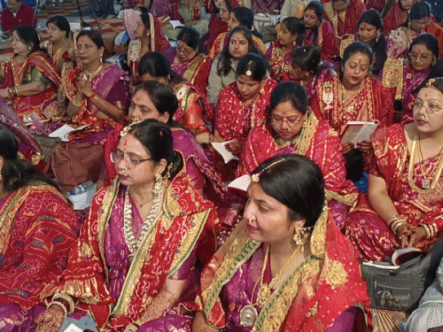 शाकंभरी में आयोजित दो दिवसीय महामंगल पाठ के दौरान मौजूद महिला श्रद्धालु।