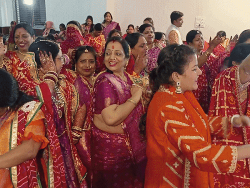 मां शाकंभरी के महामंगल पाठ कार्यक्रम के दौरान भजनों पर झूमते श्रद्धालु।