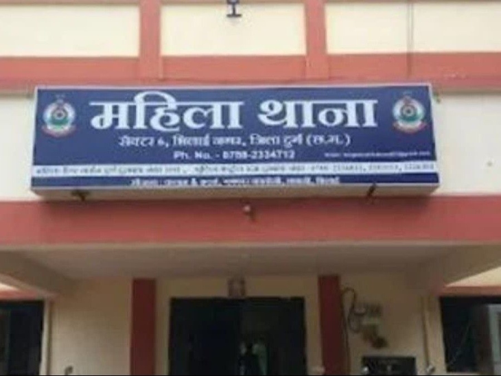 महिला थाने में सुसराल वालों के खिलाफ FIR दर्ज कर ली गई।