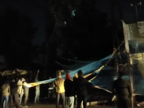 पुलिस ने लाइट बंद करवाई तो टॉर्च के जरिए युवक पर नजर रखी गई।