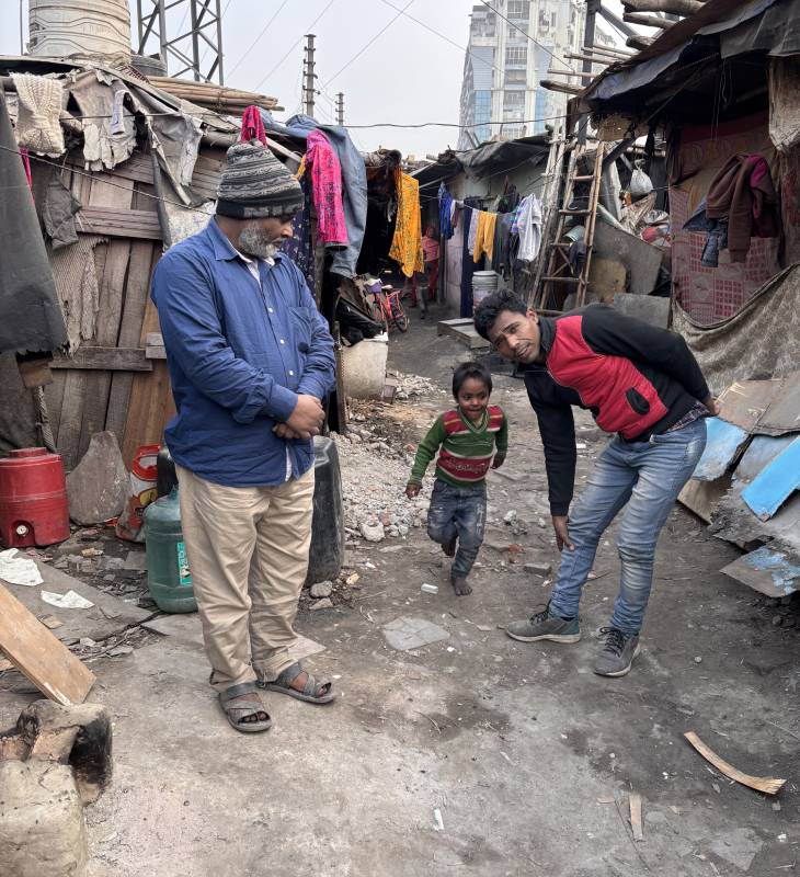 बस्ती के लोगों का कहना है कि देश में क्या हो रहा है, ये हमें पता ही नहीं। हमें बस पढ़ाई-लिखाई, राशन और मकान चाहिए।