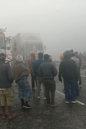 यूपी के काशी में कोहरे के कारण 6 ट्रक एक-दूसरे से भिड़ गए।
