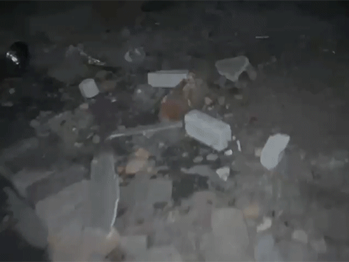 नाबालिग बॉयफ्रेंड के दोस्तों ने गर्लफ्रेंड के घर जमकर पत्थर बरसाए।