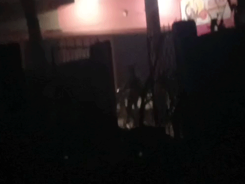 लड़की के घर के बाहर बॉयफ्रेंड के दोस्तों ने जमकर तोड़फोड़ की।