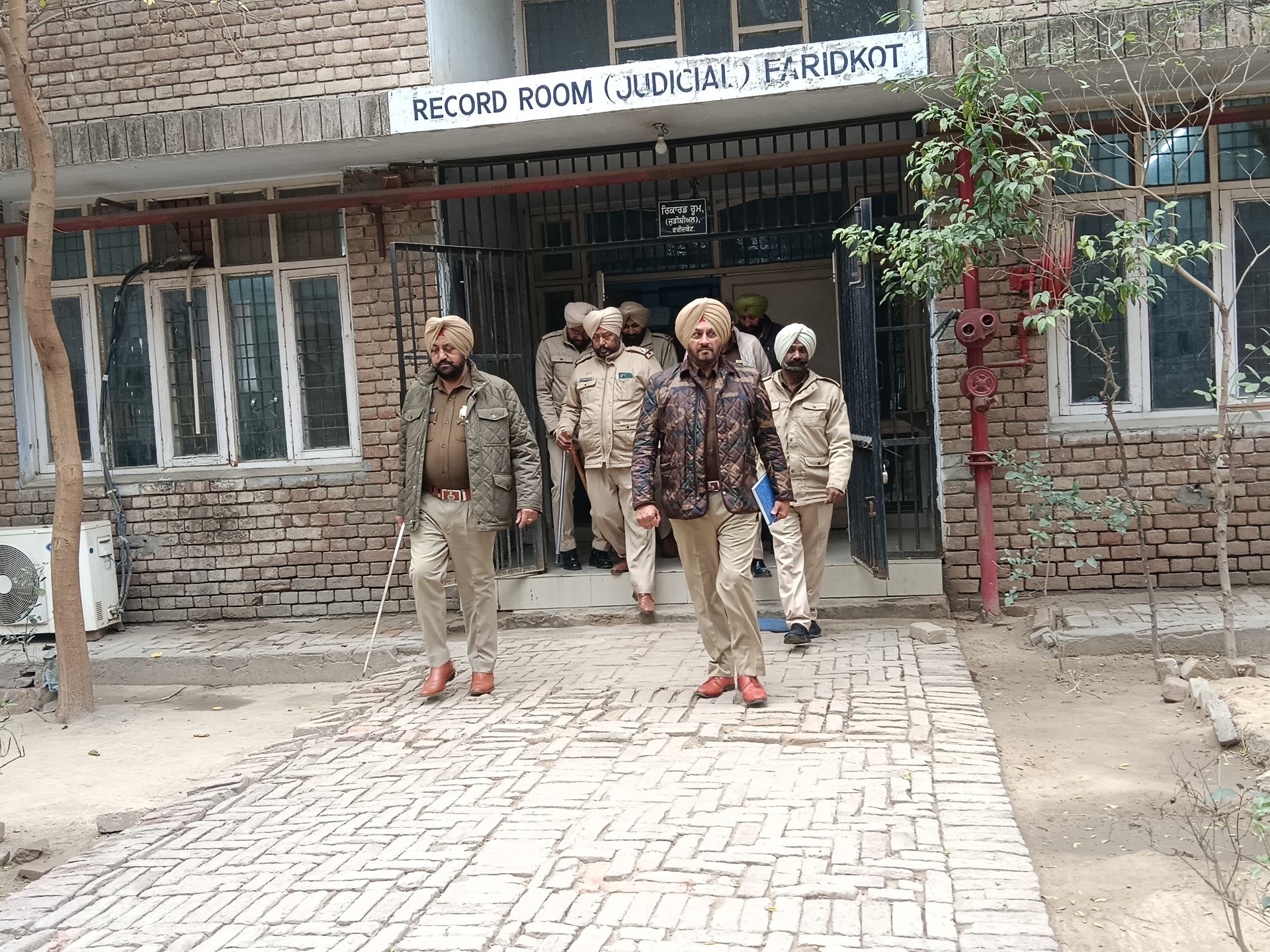 परिसर में जांच करने पहुंची पुलिस फोर्स