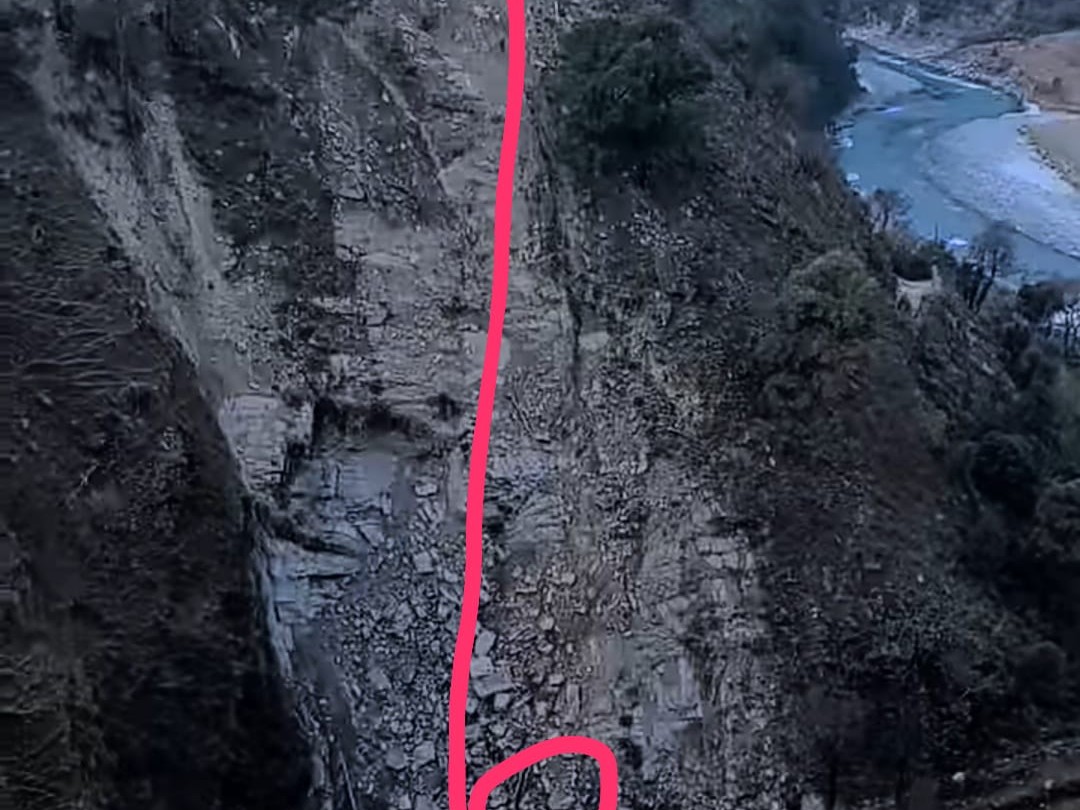 इस प्वाइंट पर दुर्घटनाग्रस्त हुई गाड़ी।