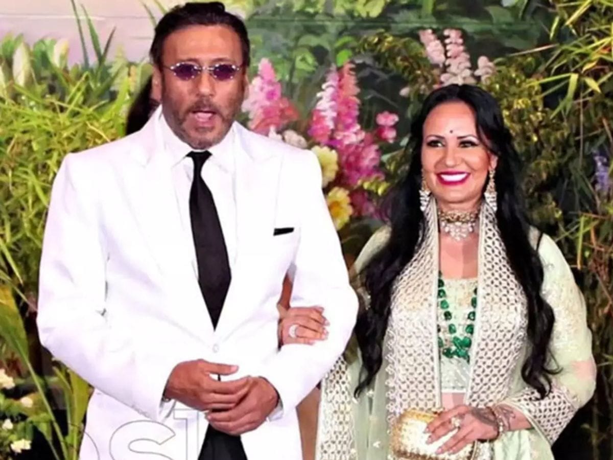 জ্যাকি শ্রফ 5 জুন 1987-এ আয়েশা দত্তকে (আয়েশা শ্রফ) বিয়ে করেন।