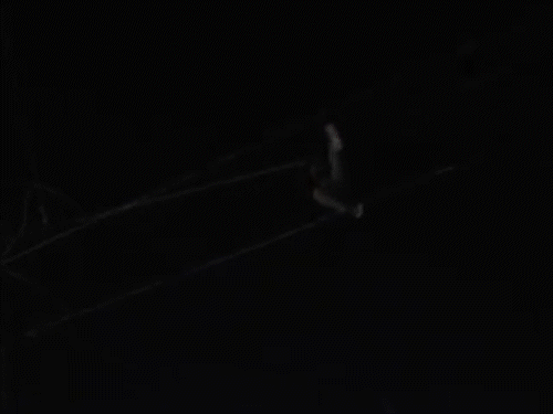 युवक ने दोनों तारों को पकड़ लिया और उसपर झूलने लगा।