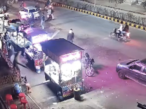 तस्वीर, 6 जनवरी की है। बदमाश ठेले में तोड़फोड़ करते नजर आ रहे हैं।