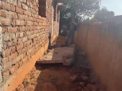 6वीं का आलोक पेशाब कर रहा था, तभी छज्जा गिर गया।