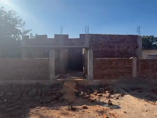 स्कूल परिसर में आंगनबाड़ी के लिए भवन निर्माण कराया जा रहा है।
