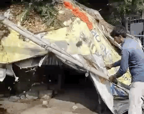 टीम ने अस्थाई अतिक्रमण को हटवाया