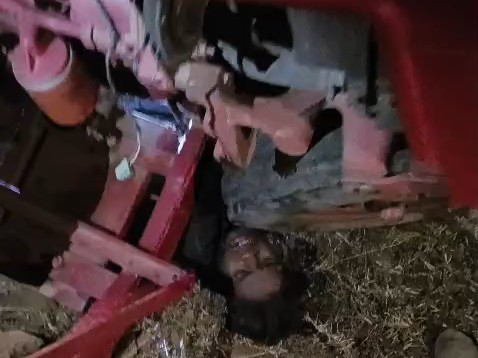 गिरिडीह में ट्रैक्टर पलटा, चालक इंजन में फंसा:  तीन घंटे रेस्क्यू के बाद जेसीबी से खींच कर बचाई जान, चालक अस्पताल भेजा गया – Giridih News
