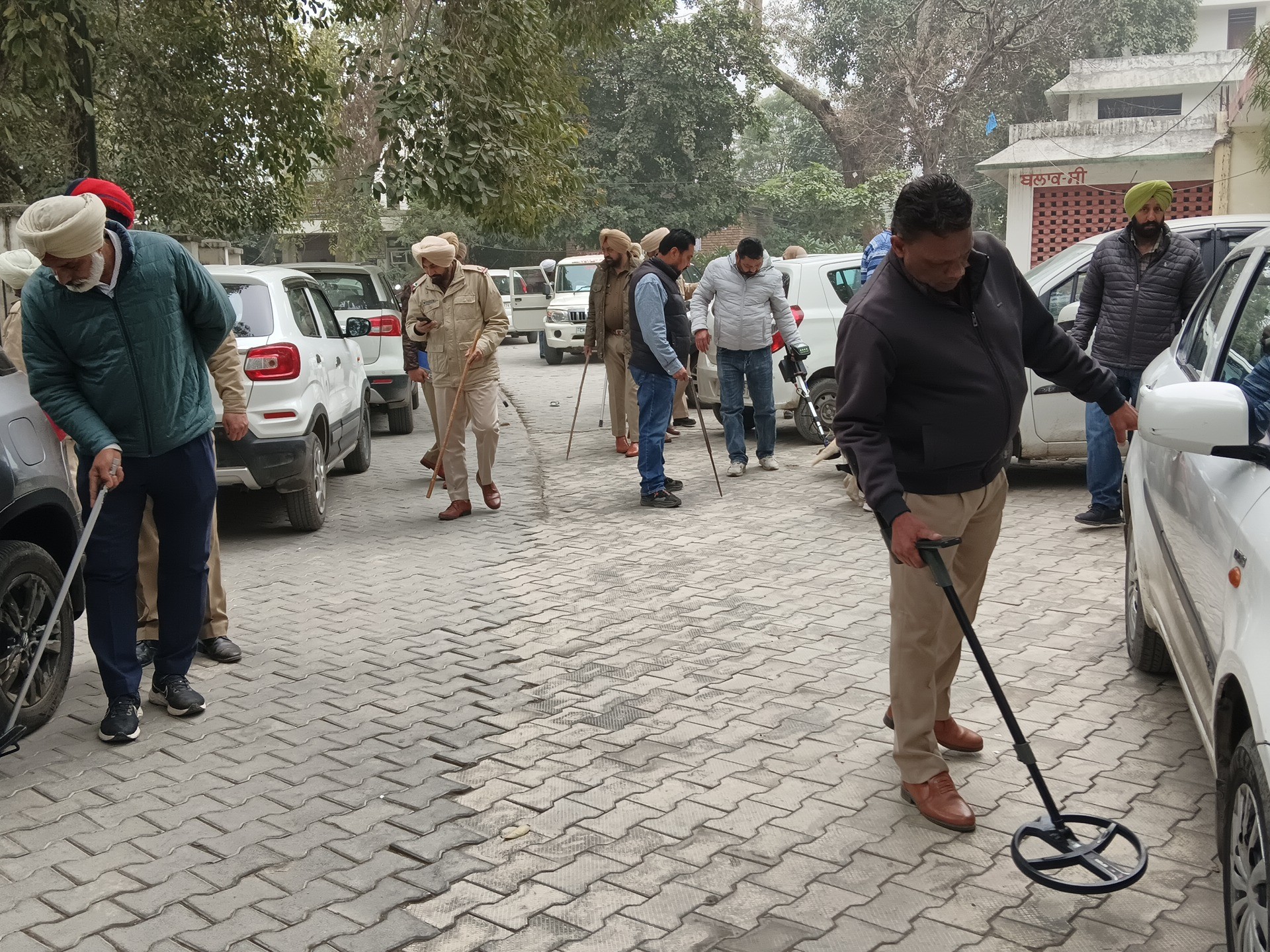 पार्किंग एरिया में हर कोने और गाडियों की जांच की गई