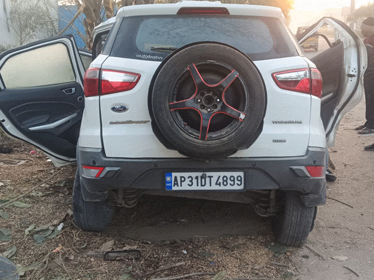 तेलंगाना में बुधवार देर रात हुए हादसे में 4 छात्रों की मौत हो गई। हादसे में कार पूरी तरह से पिचक गई। - Dainik Bhaskar