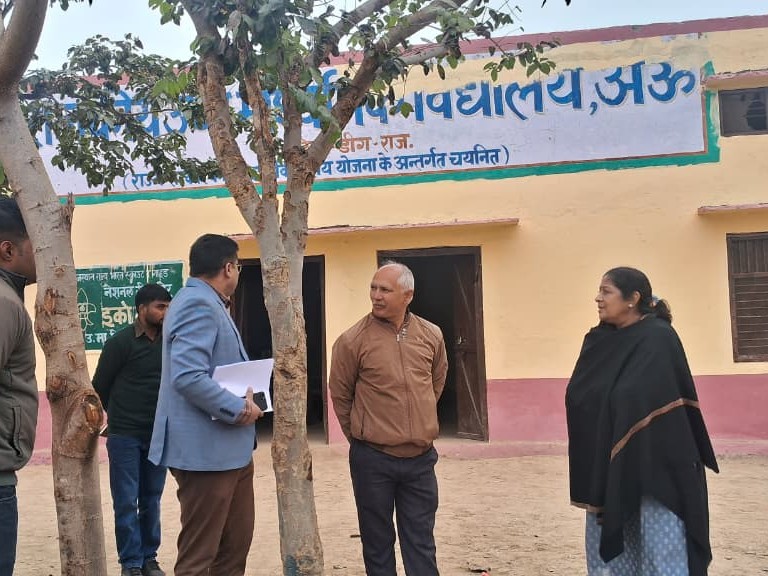 संभागीय आयुक्त ने डीग के अऊ स्थित राजकीय उच्च माध्यमिक स्कूल मतदान केंद्र का दौरा किया।