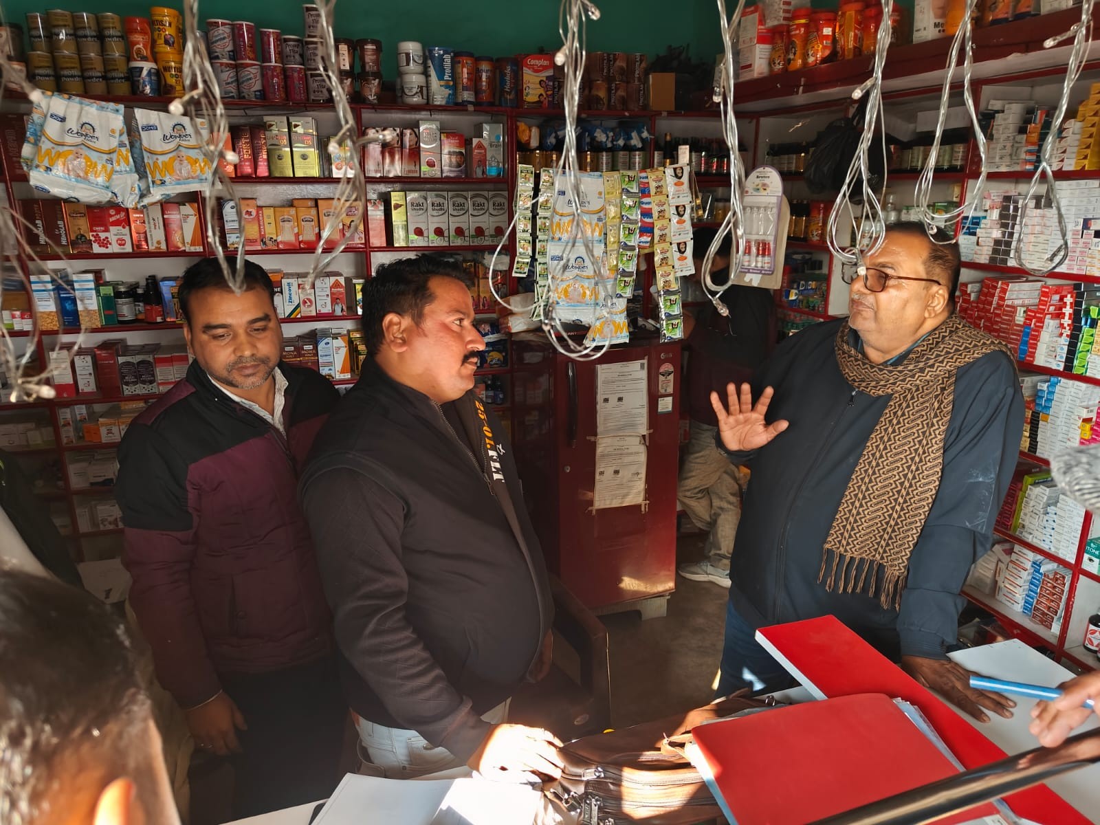 डॉक्टर के प्रिस्क्रिप्शन के दवाइयां दी जा रही थीं, जिस पर कार्रवाई की गई।