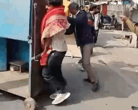 कार्रवाई के दौरान लोग लारी केबिन हटाने लगे