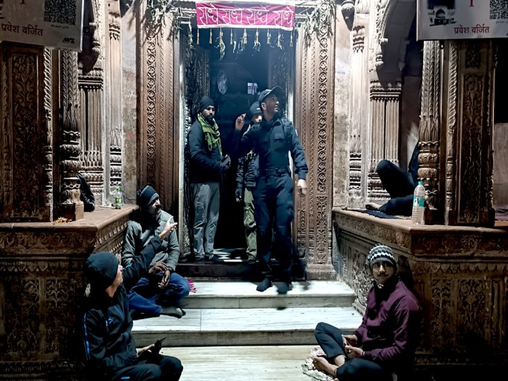 बांके बिहारी मंदिर के अंदर तलाशी लेते एनएसजी के कमांडो।