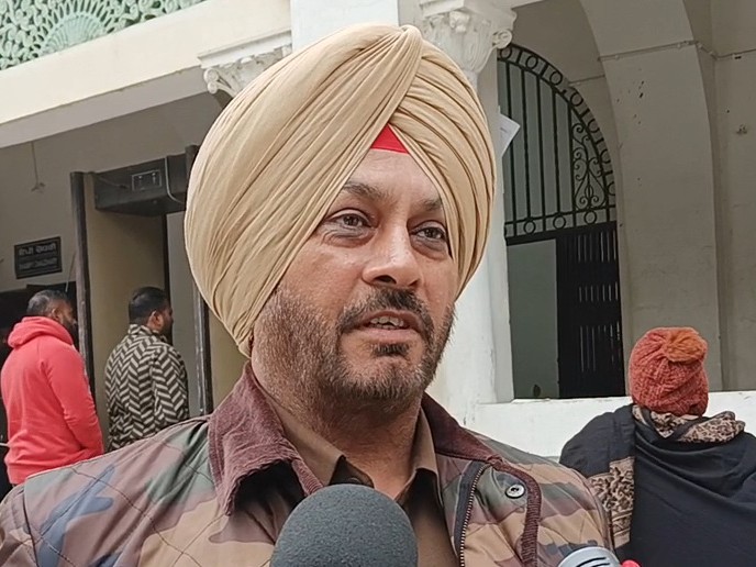 तलाशी के बारे में बताते पुलिस अधिकारी