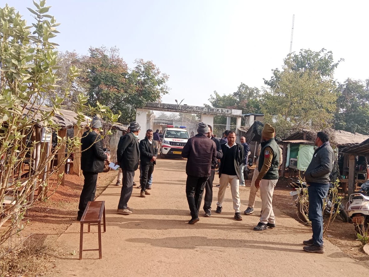 कोर्ट परिसर कराया खाली।