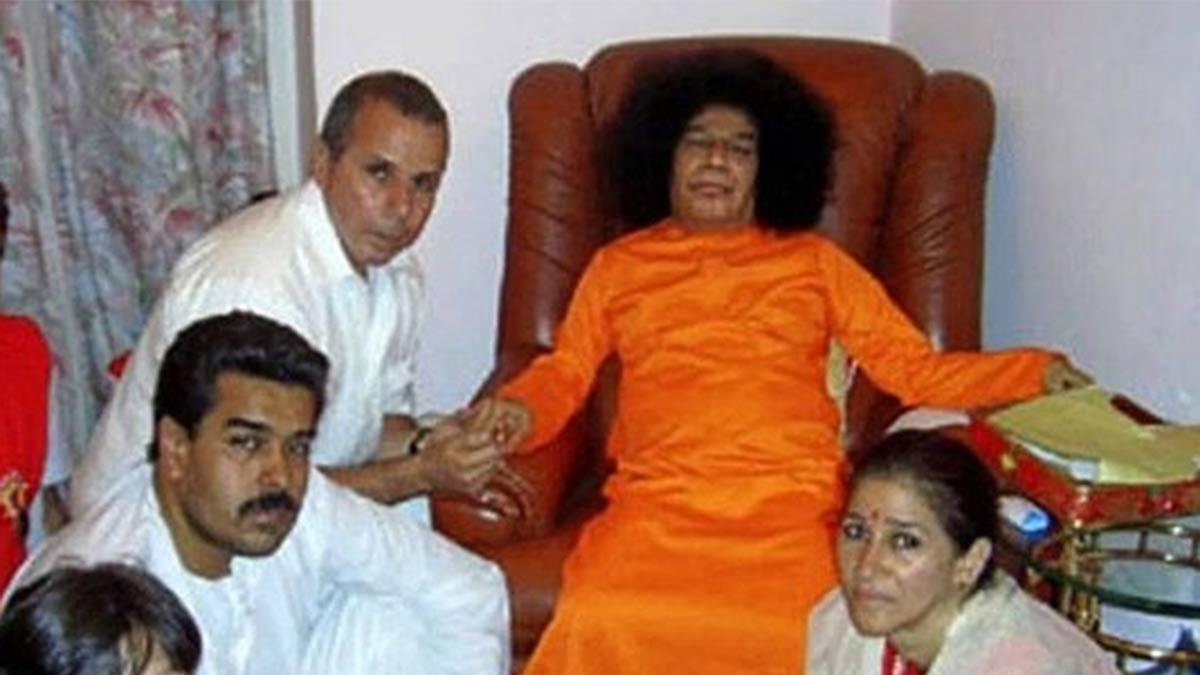 निकोलस मादुरो सत्य साईं बाबा को अपना गुरु मानते थे। 2005 में वो आंध्र प्रदेश के पुट्टपर्थी में 'प्रशांति निलयम आश्रम' दर्शन के लिए आए थे।