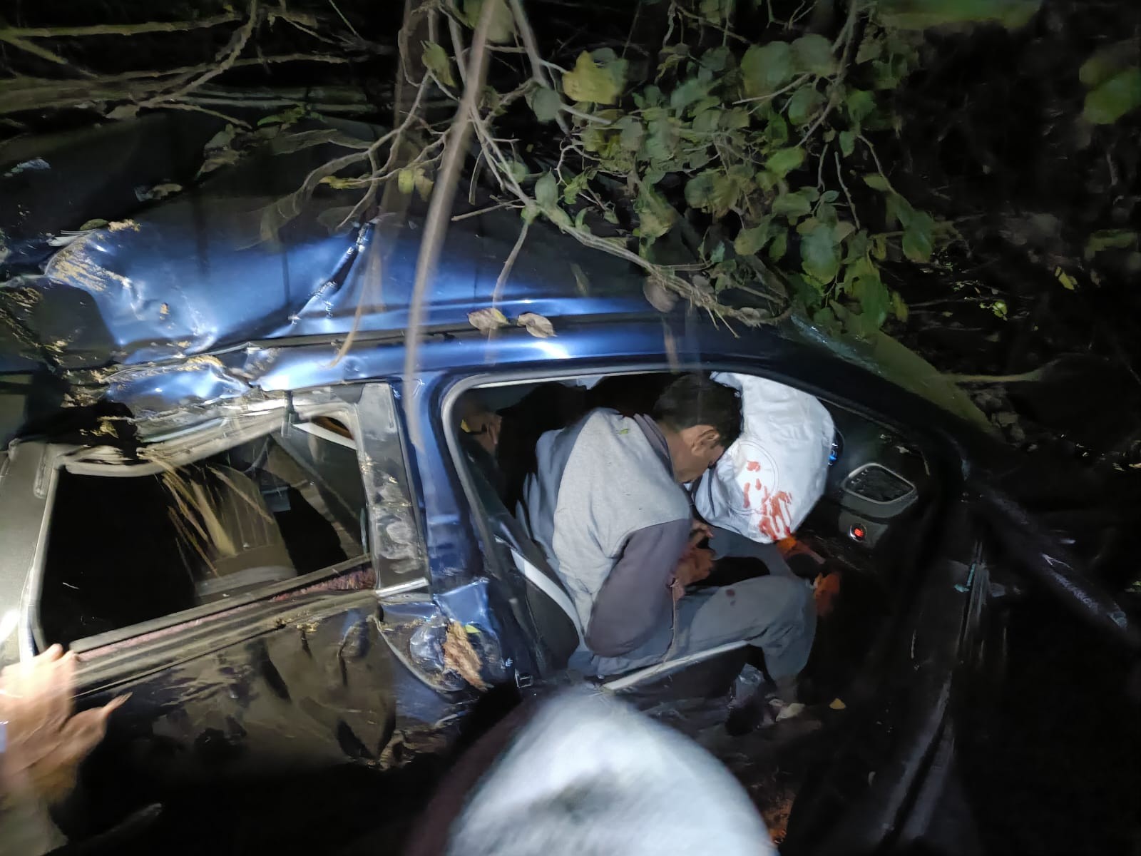 बीना में कार ने बाइक सवार और राहगीर को रौंदा:  खिमलासा में दो की मौत, चालक गंभीर, दो कार में फंसे – Bina News