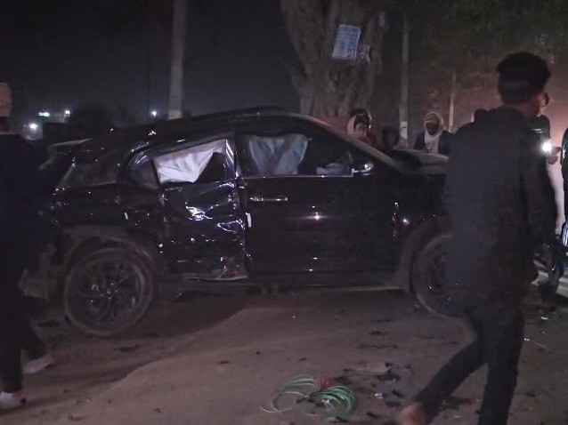 जमुई में कार-ट्रक की टक्कर, ड्राइवर भागा:  ओवरटेक करते समय हुआ एक्सीडेंट, पुलिस जांच में जुटी – Jamui News