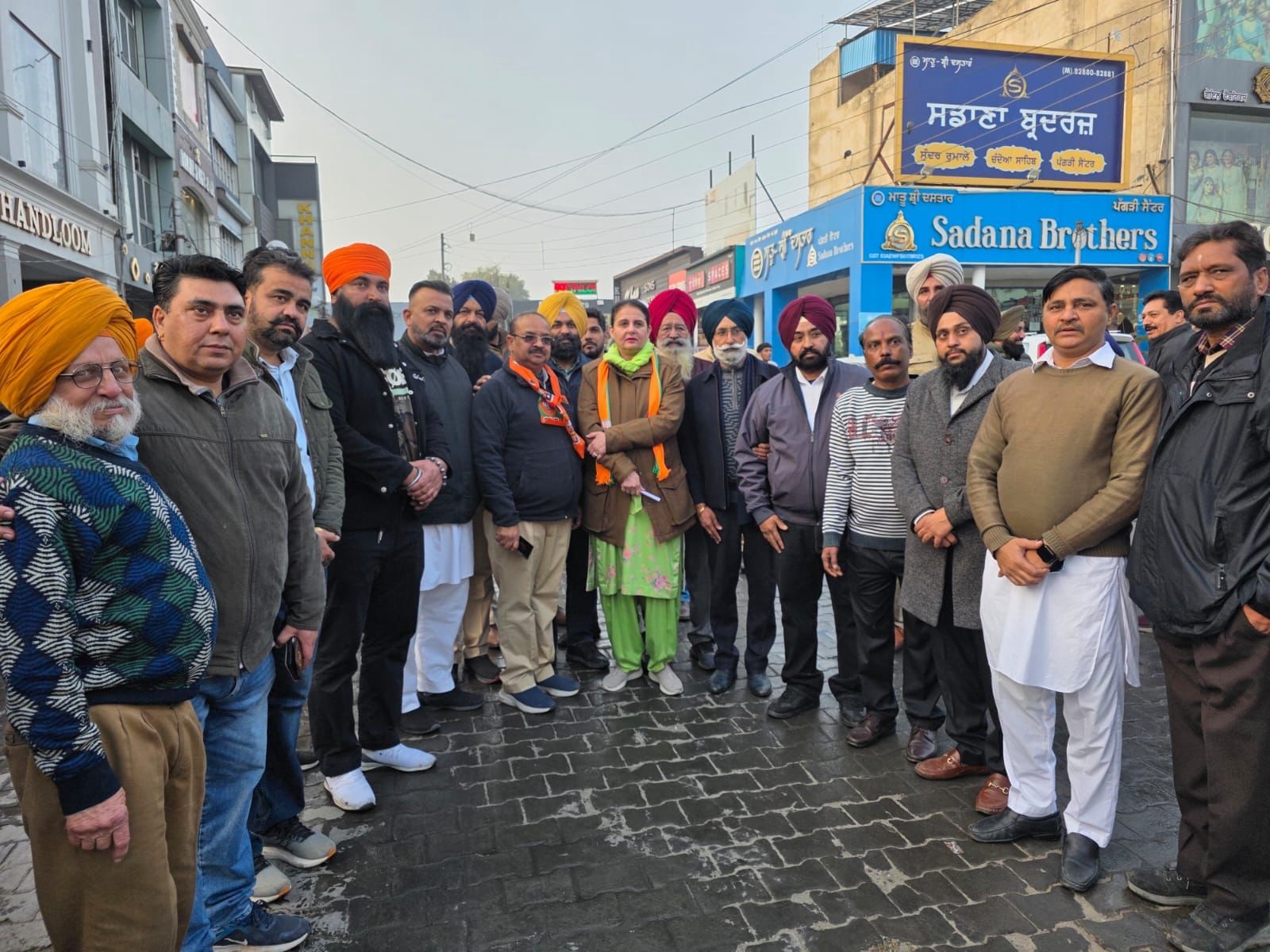 आतिशी के खिलाफ विरोध प्रदर्शन करते भाजपा कार्यकर्ता।