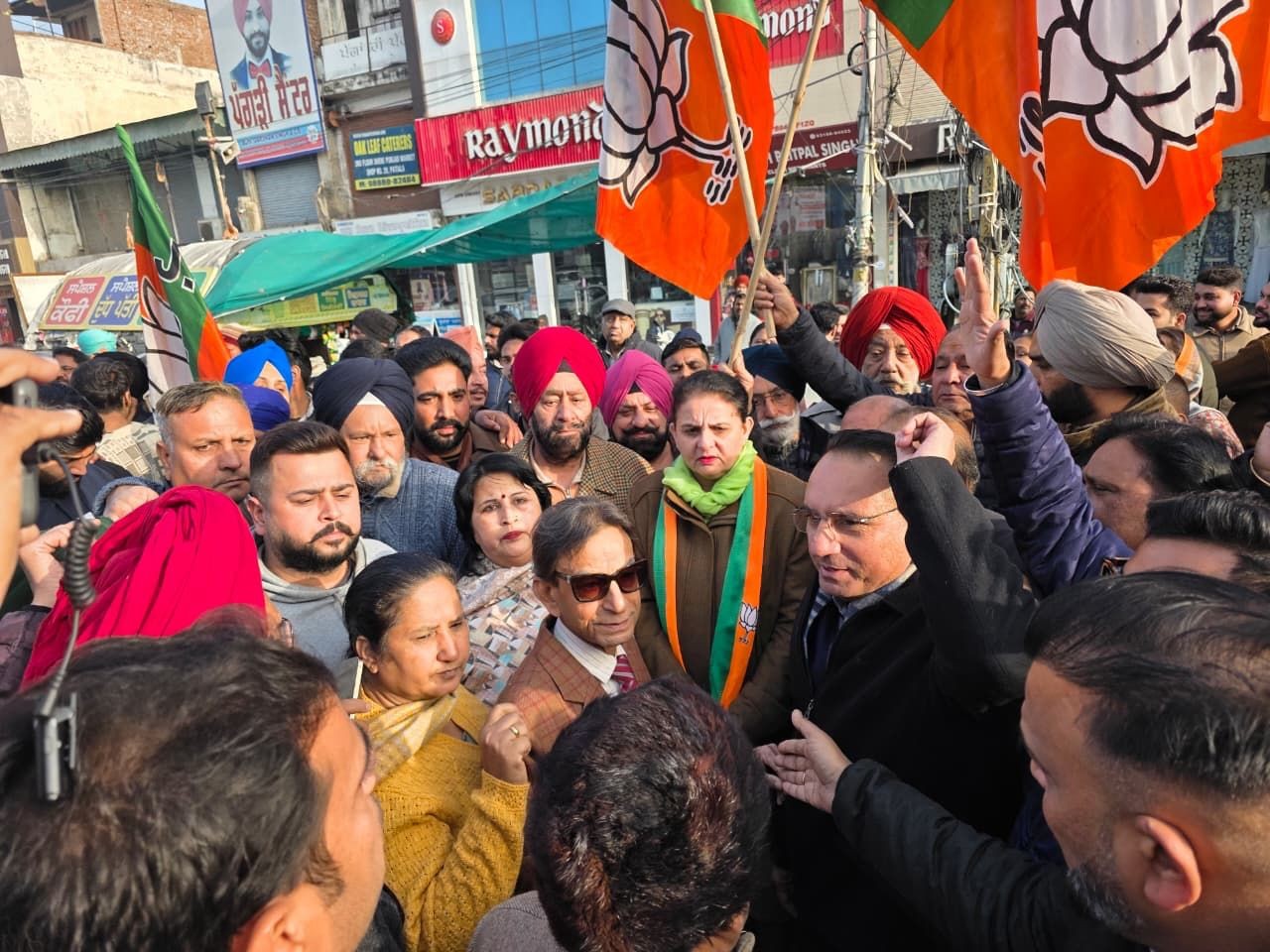 आप नेता एवं दिल्ली की पूर्व सीएम आतिशी के खिलाफ विरोध प्रदर्शन करते भाजपा कार्यकर्ता।