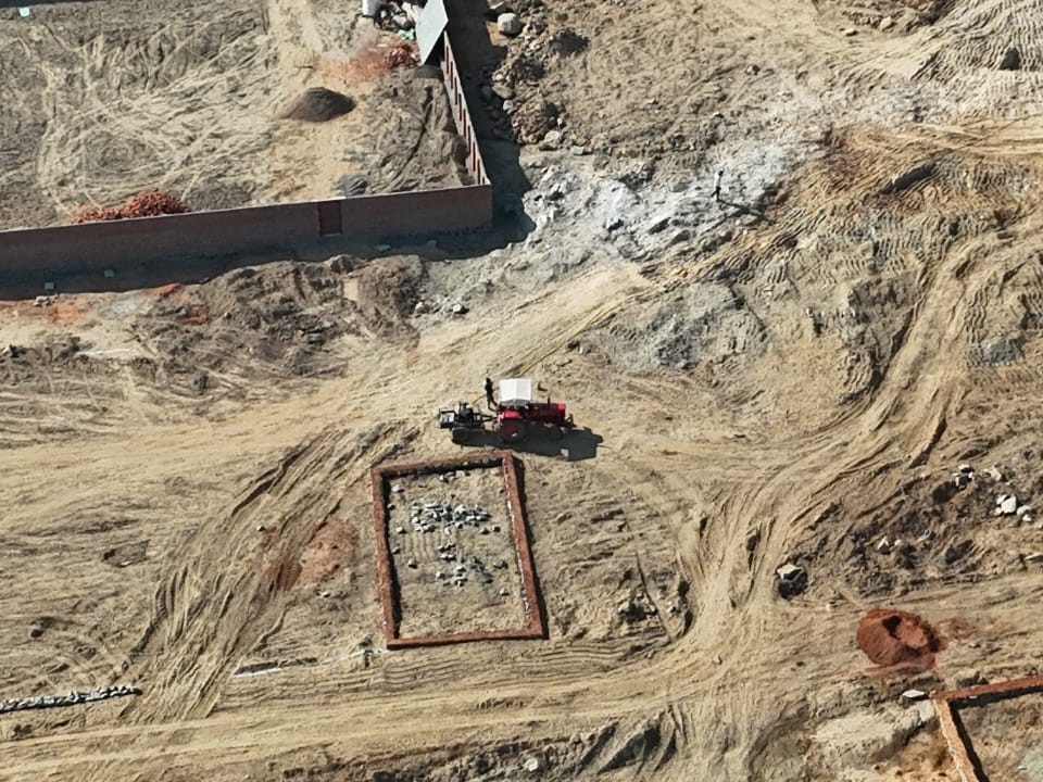 आरोप है कि इस जमीन पर प्लाटिंग शुरू हो गई है, जो अवैध है।