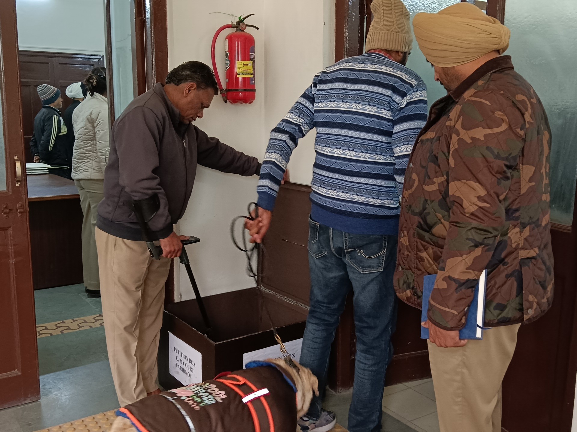 कमरों तक डॉग स्क्वॉड के साथ की गई चेकिंग