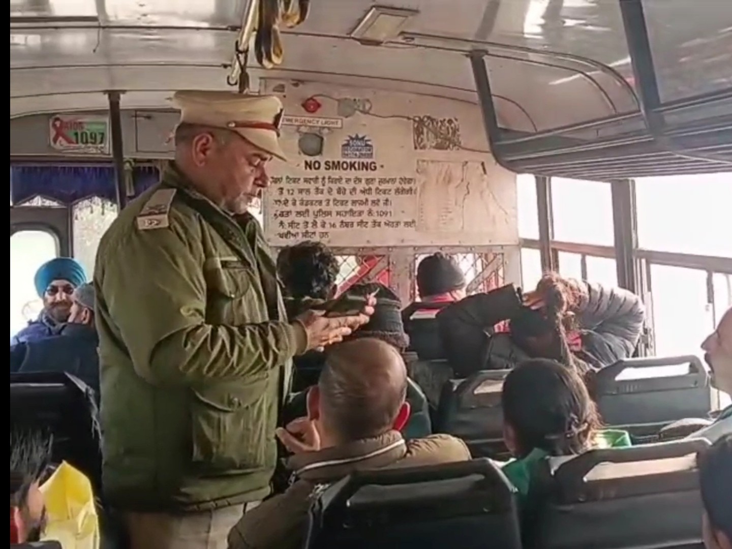 बस में बैठे यात्रियों की स्पाइस ऐप से जांच करती पुलिस