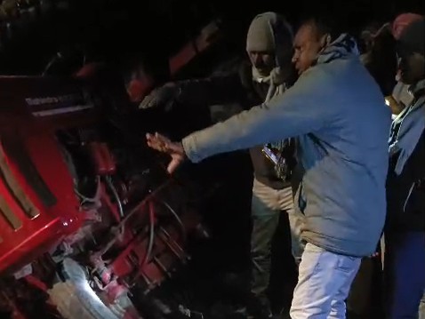 तीन घंटे की लगातार मशक्कत के बाद चालक को निकाला जा सका।