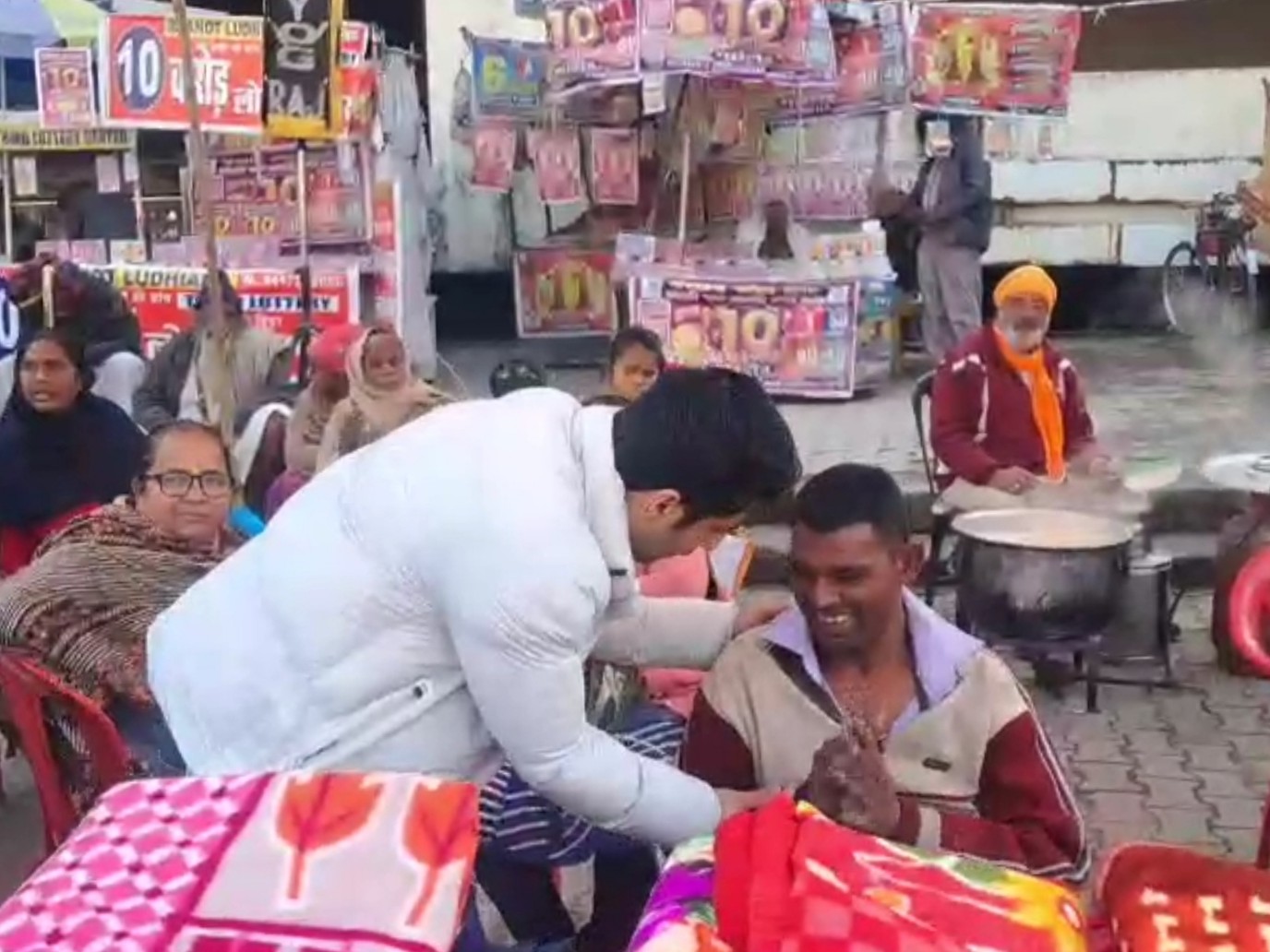 कंबल बांटने वाले राजू की सरहाना करते आप नेता विश्व शर्मा।